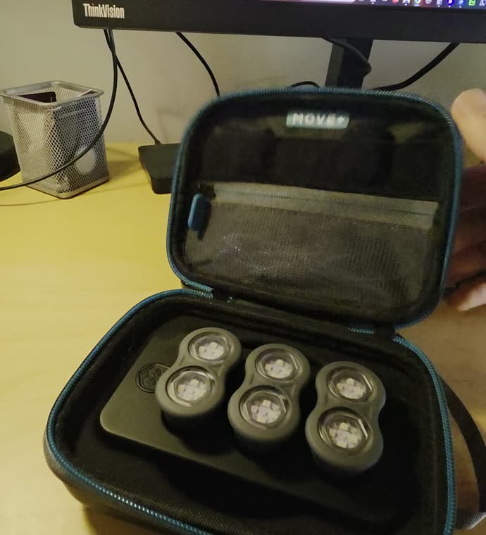 Kineon Move+-poddarna tillbaka i laddningsfodralet på skrivbordet