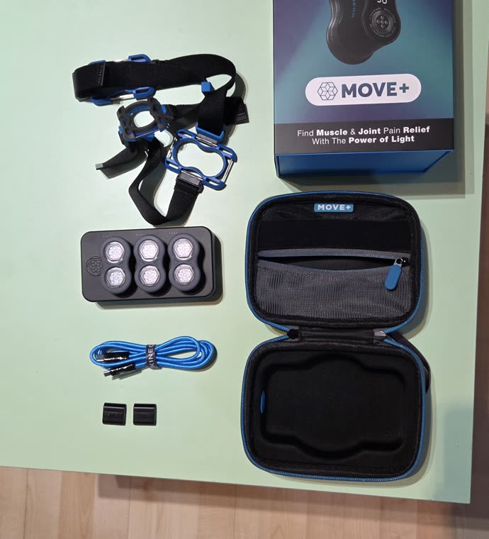 Kineon Move+ uppackad med rem, laddstation, sex ljuspods, USB-kabel och förvaringsfodral