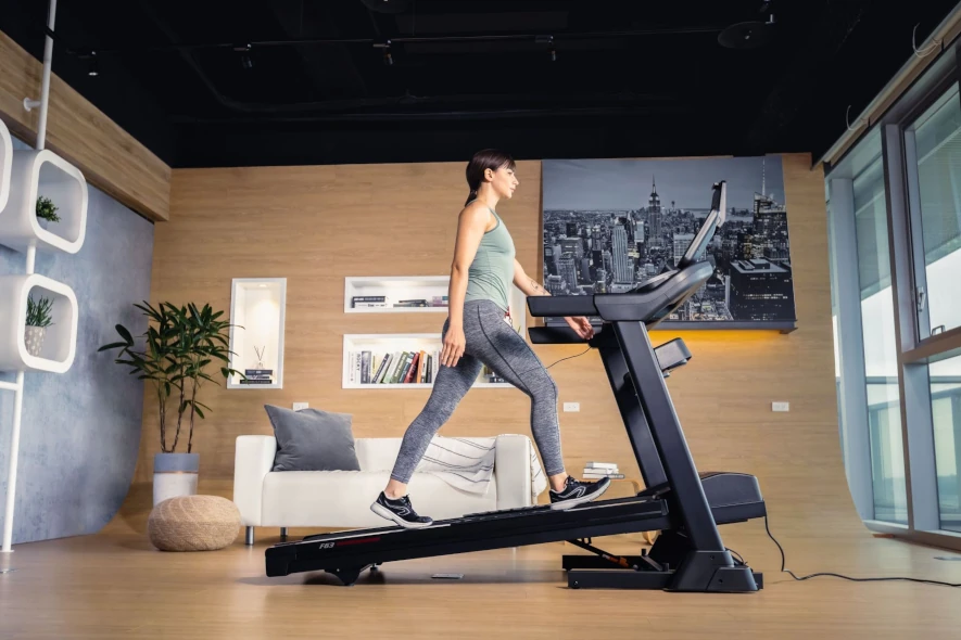 Tränar på Sole Fitness F63 löpband